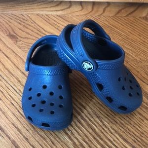 Navy blue Crocs for toddler